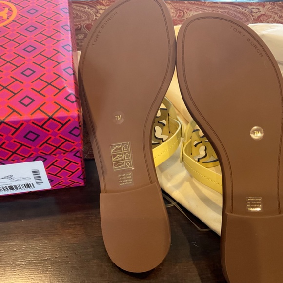 Tory Burch MILLER SANDAL in Banana,  Size 7, BNIB, MSRP$198 Must have style - Picture 3 of 3